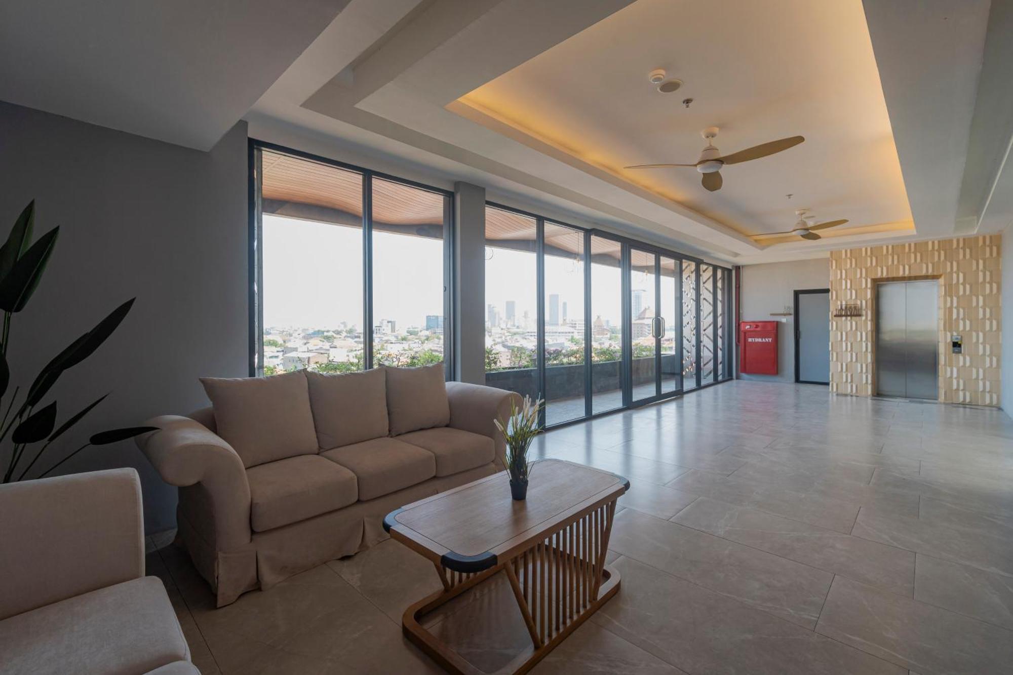 Stay.Vie Hotel Surabaya Ngoại thất bức ảnh