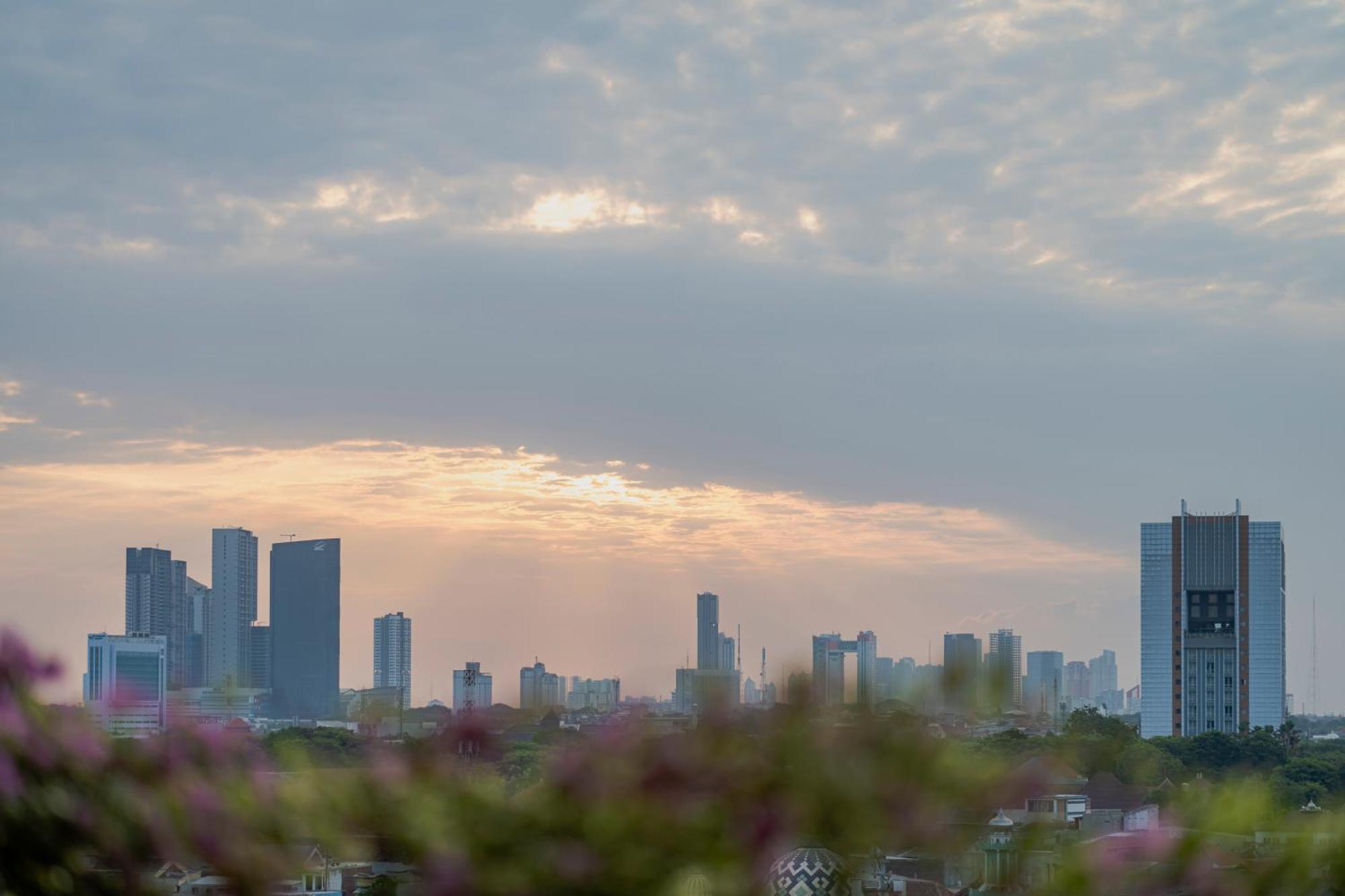 Stay.Vie Hotel Surabaya Ngoại thất bức ảnh